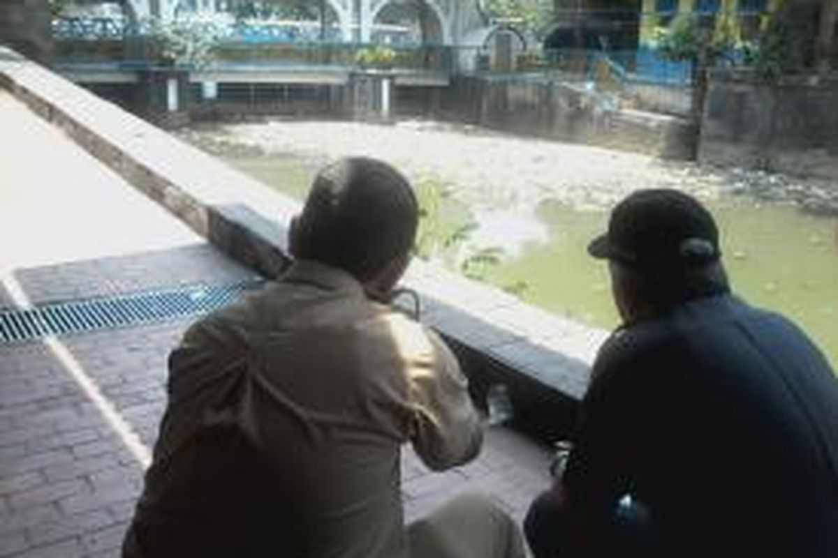 Wamen PU meninjau pintu air Sungai Ciliwung yang berada di kawasan Masjid Istiqlal, Jakarta Pusat, Selasa (23/9/2014).