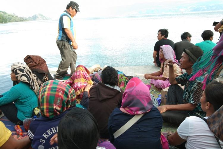 Keluarga korban KM Sinar Bangun saat berada di Pelabuhan Tigaras, Kecamatan Dolok Pardamean, Kabupaten Simalungun, Rabu (20/6/2018).