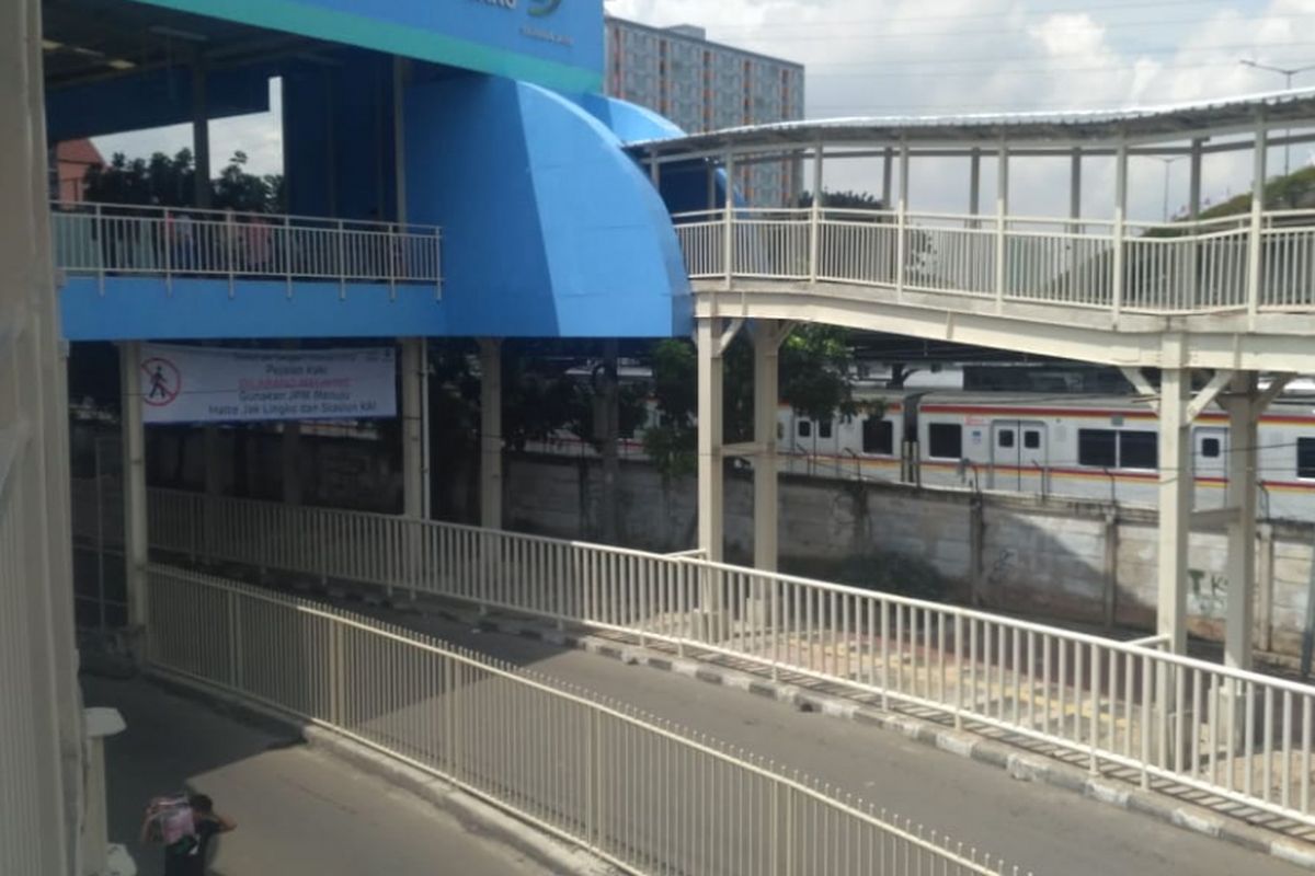 Kondisi Jalan Jatibaru Raya tepatnya di bawah jembatan penyeberangan multiguna (JPM) atau skybridge Tanah Abang, Jakarta Pusat, pada Kamis (7/2/2019) telah steril dari para pejalan kaki. 