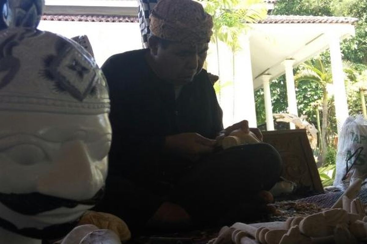 Bagi yang ingin belajar membuat atau memesan wayang golek tinggal mengunjungi Pendopo Purwakarta.