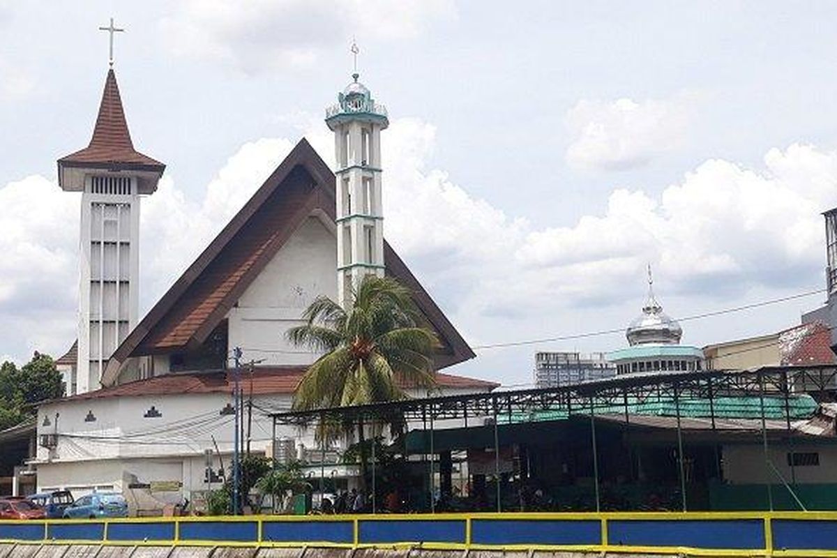 Masjid Al Istikharah dan Gereja HKBP Kernolong di Jalan Kramat IV, Kelurahan Kernolong, Senen, Jakarta Pusat, Rabu (23/12/2020). Kedua rumah ibadah ini sudah berdiri berdampingan selama ratusan tahun.