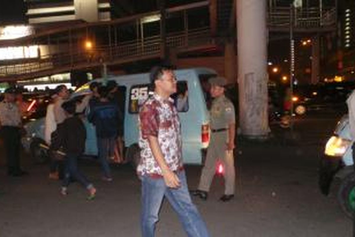 Konvoi malam Takbiran ditindak petugas gabungan di Matraman, Jakarta Timur. Minggu (27/7/2014).