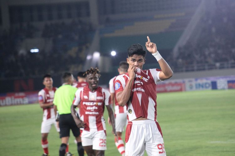 Penyerang Persis Solo, Ramadhan Sananta, melakukan selebrasi usai menjebol gawang Persib Bandung. Laga Persis Solo vs Persib Bandung pada pekan ketujuh Liga 1 2023-2024 tersebut digelar di Stadion Manahan, Solo, pada Selasa (8/8/2023) malam WIB.