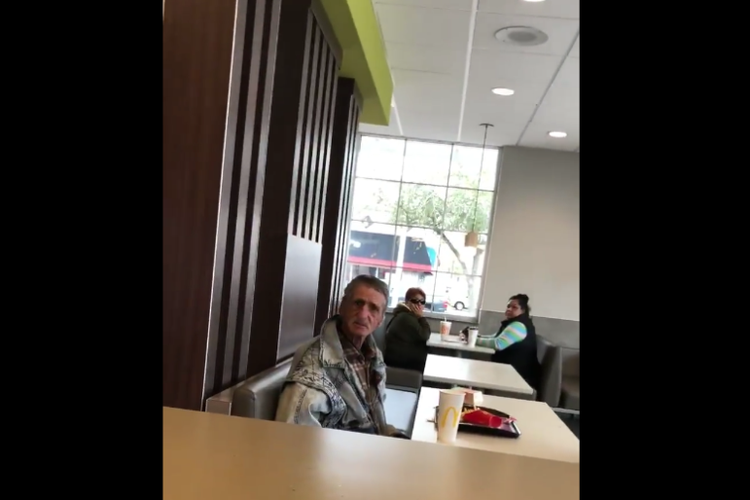 Seorang tunawisma dapat traktiran McDonalds oleh seorang pria di Carolina Selatan, AS. Namun, tunawisma itu malah diusir oleh polisi dan pihak restoran. (Facebook/Yossi Gallo)