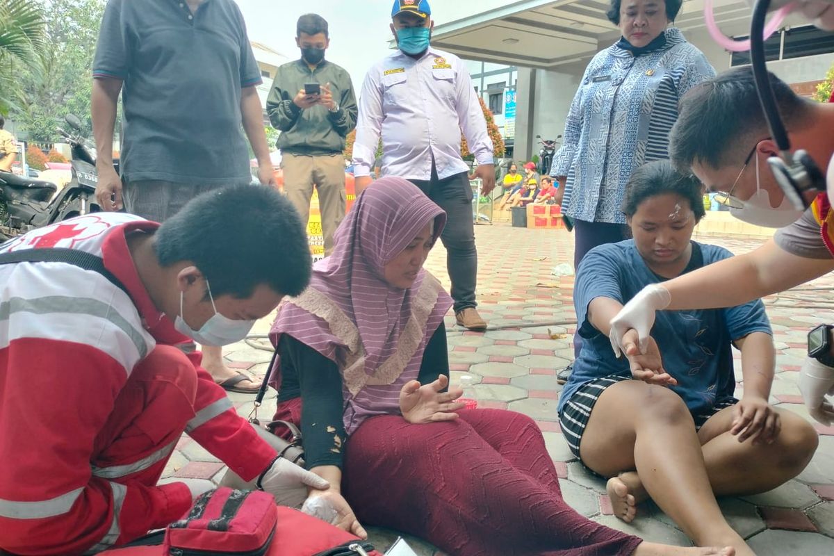 Melita dan Marisa mengalami luka bakar akibat kebakaran yang melanda permukiman warga di Jalan Swadaya 5, Cempaka Baru, Kemayoran, Jakarta Pusat, Kamis (22/9/2022).
