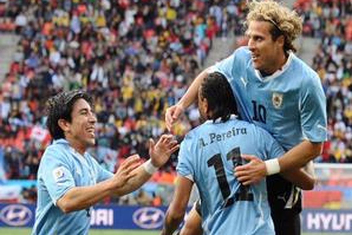 Striker Uruguay, Diego Forlan (kanan), ditengarai akan tampil ketika negaranya berujicoba dengan timnas Indonesia, 8 Oktober mendatang.