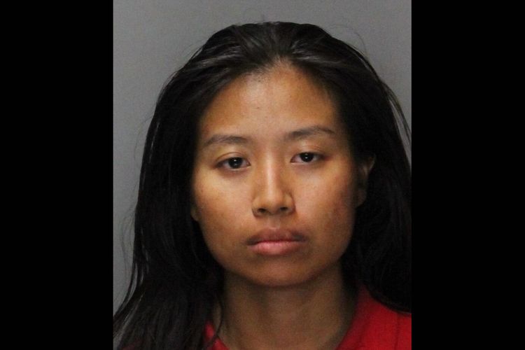 Foto yang dirilis oleh Polisi Rancho Cordova di Facebook pada 29 Juni 2017 memperlihatkan Angela Phakhin, seorang ibu asal California yang dijatuhi penjara selama 25 tahun setelah membunuh anaknya yang berusia tiga tahun demi mengusir setan.