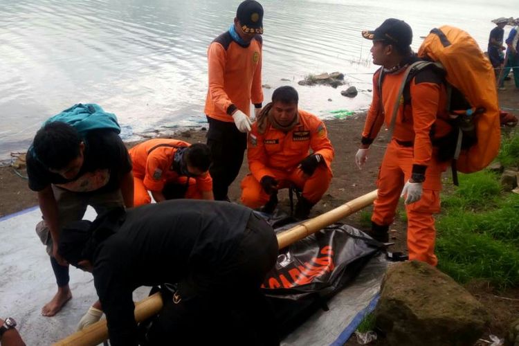 Proses evakuasi korban yang meninggal saat berenang di Danau Segara Anak oleh tim Basarnas.