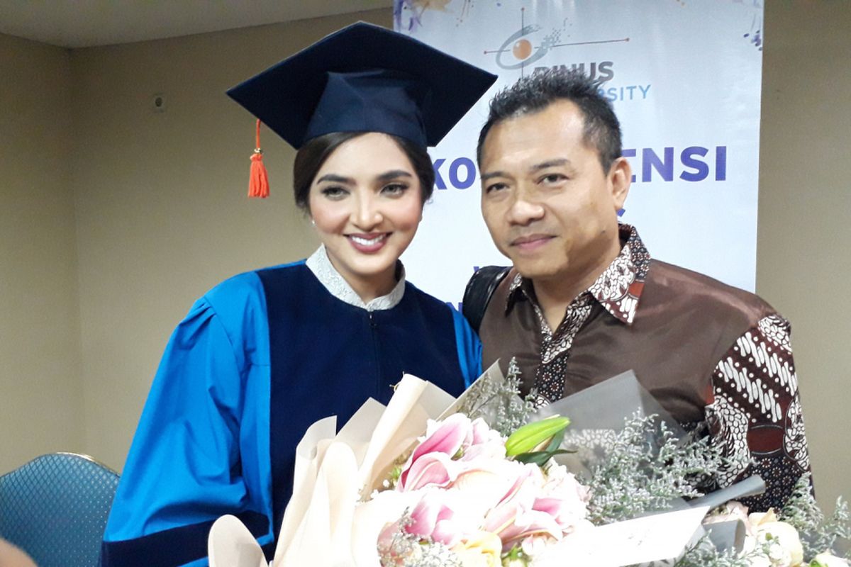 Ashanty bersama sang suami, Anang Hermansyah saat ditemui usai wisuda di Plenary Hall, Jakarta Convention Centre, komplek Gelora Bung Karno, Senayan, Jakarta Pusat, Rabu (1/8/2018). 