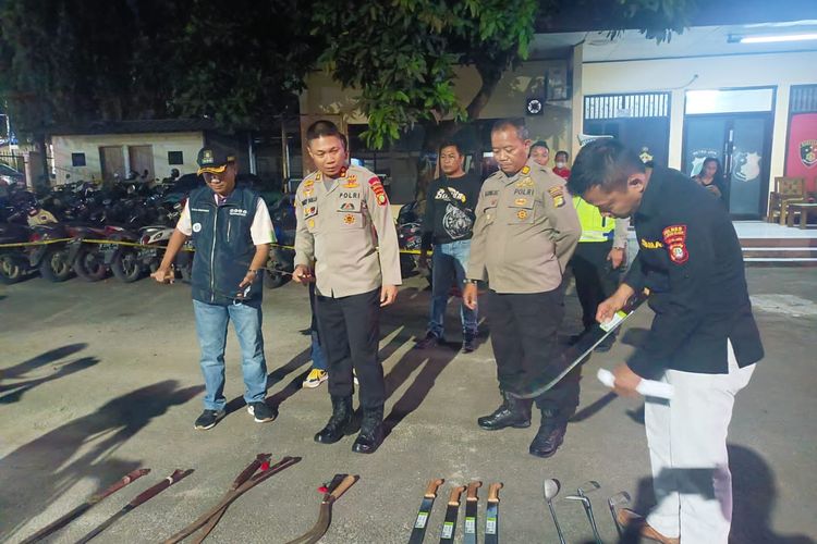 Polisi  menyita 17 senjata tajam yang dibawa 28 pemuda yang diduga hendak tawuran di di samping danau atau kolam Kampung Candu RT 04 RW 02 Desa Serdang Wetan, Kecamatan Legok, Kabupaten Tangerang pada Minggu (20/11/2022). 