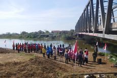 Upacara HUT Ke-78 RI yang Unik, Kibarkan Sang Saka Merah Putih di Sungai Juwana Pati