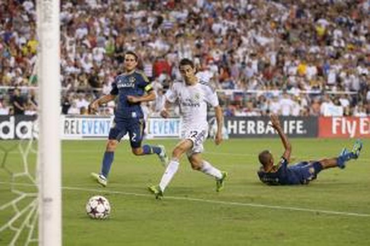 Gelandang Real Madrid, Angel Di Maria, saat mencetak gol ke gawang LA Galaxy pada International Cup 2013 di Stadion University of Phoenix, Amerika Serikat, Kamis atau Jumat (2/8/2013) pagi WIB.