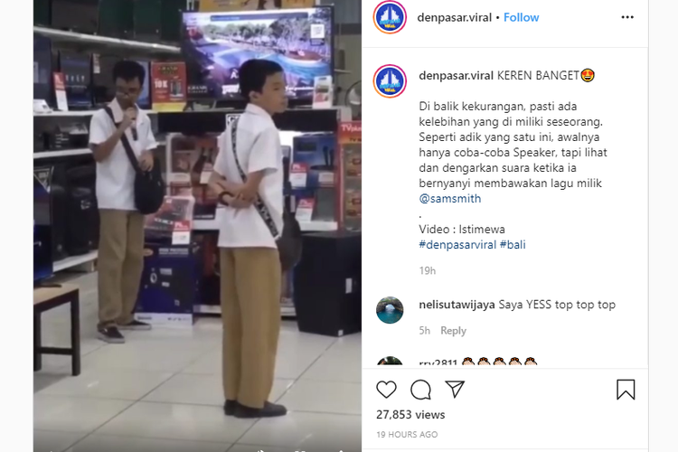 Seorang tuna netra tengah mencoba speaker