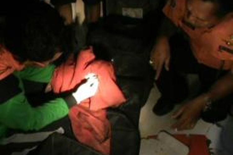 Baju diduga yang diduga seragam pramugari AirAsia ditemukan nelayan di Mamuju Tengah bersama sejumlah serpihan pesawat, termasuk alat penangkap sinyal Kannad 406 AS.
