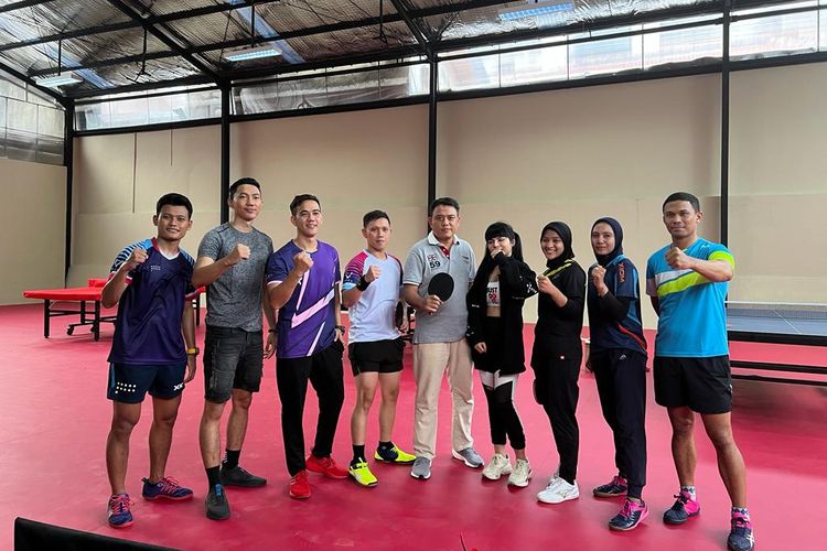 Owner Manggung Table Tennis Center M Reza Pahlevi (paling kanan) bersama artis Dinar Candy dan pelatih tenis meja nasio al Yon Mardiono (paling kiri) saat mencoba lapangan tenis meja. 