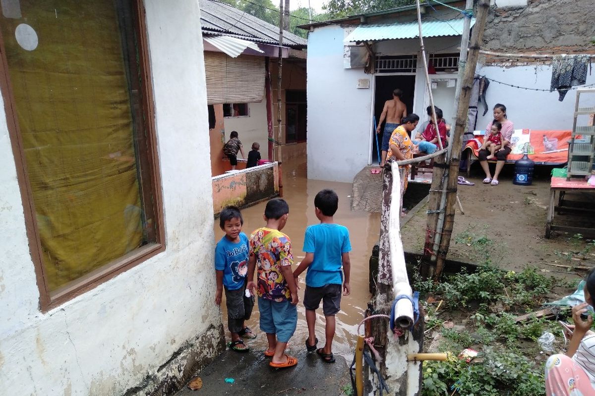 Banjir di Jalan Rukun Ujung, RT 05/05 Kelurahan Pejaten Timur, Pasar Minggu, Jakarta Selatan Karena Luapan Kali Ciliwung, Rabu (24/4/2019)