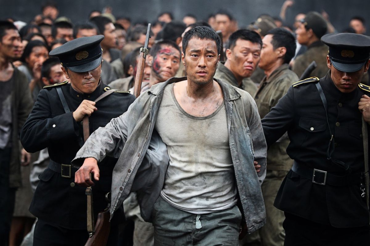 Artis peran So Ji Sub dalam film The Battleship Island