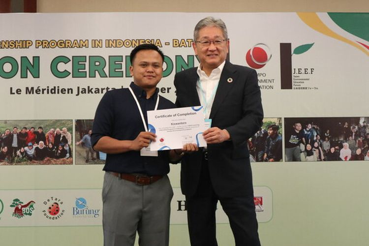 Direktur Eksekutif Sompo Environment Foundation Yoshikazu Nishiwaki (kanan) memberikan sertifikat kepada salah satu peserta magang LSM Lingkungan.