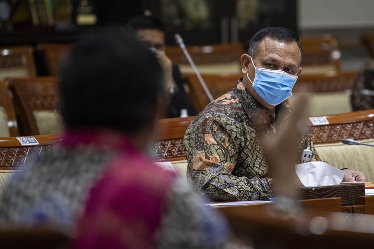 Ketua KPK Firli Bahuri melakukan rapat dengar pendapat dengan Komisi III DPR di Kompleks Parlemen, Senayan, Rabu (29/4/2020). Rapat yang dihadiri perwakilan kelompok fraksi dan diikuti anggota lainnya secara virtual tersebut membahas langkah antisipasi KPK dalam melakukan pengawasan anggaran penangangan COVID-19. ANTARA FOTO/Sigid Kurniawan/aww.