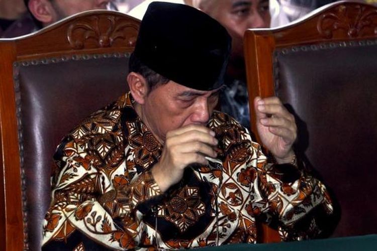 Hakim Pengadilan Negeri Jakarta Selatan, Haswandi mengabulkan permohonan gugatan praperadilan penetapan tersangka mantan Dirjen Pajak, Hadi Poernomo dari Komisi Pemberantasan Korupsi (KPK). Putusan itu dibacakan Haswandi selaku hakim tunggal dalam agenda sidang putusan praperadilan penetapan tersangka Hadi Poernomo di Pengadilan Negeri (PN) Jakarta Selatan, Selasa (26/5/2015) petang. Tampak mantan Ketua Badan Pemeriksa Keuangan (BPK) Hadi Poernono menyempatkan diri berdoa saat jalannya persidangan.