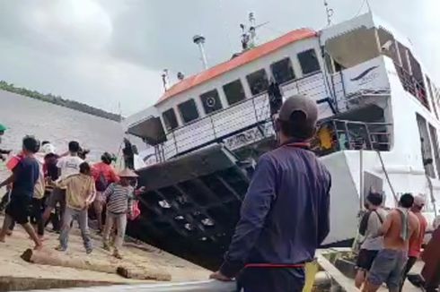 BERITA FOTO: Penampakan Kapal Feri KMP Bili Terbalik di Dermaga Perigi Piai, Kalbar