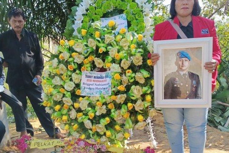 Brigpol J dimakamkan di Kecamatan Sungai Bahar, Muarojambi. Penembakan Brigadir J, Ayah Temukan Kejanggalan Minta Kapolri Bentuk Tim Pencari Fakta 

