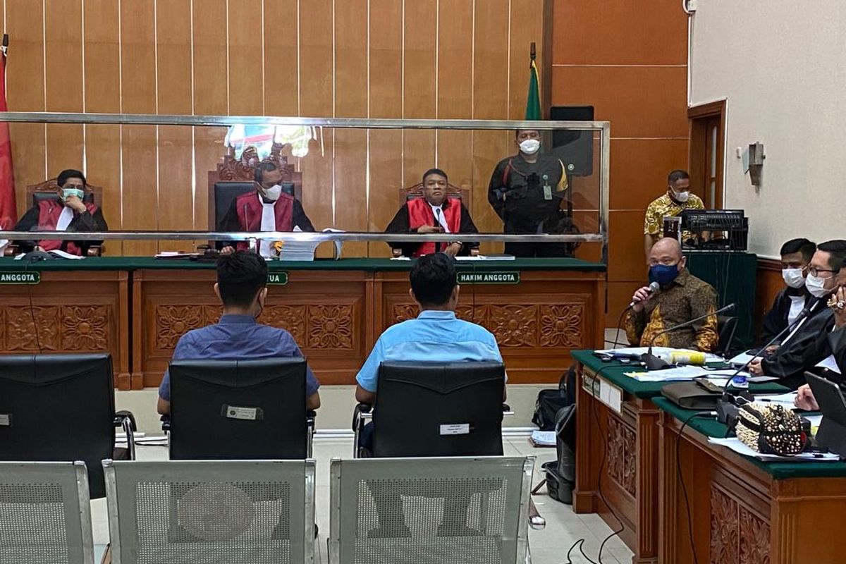 Terdakwa kasus peredaran narkotika jenis sabu, Irjen Teddy Minahasa memarahi saksi dalam persidangan di PN Jakarta Barat, Kamis (16/2/2023). 