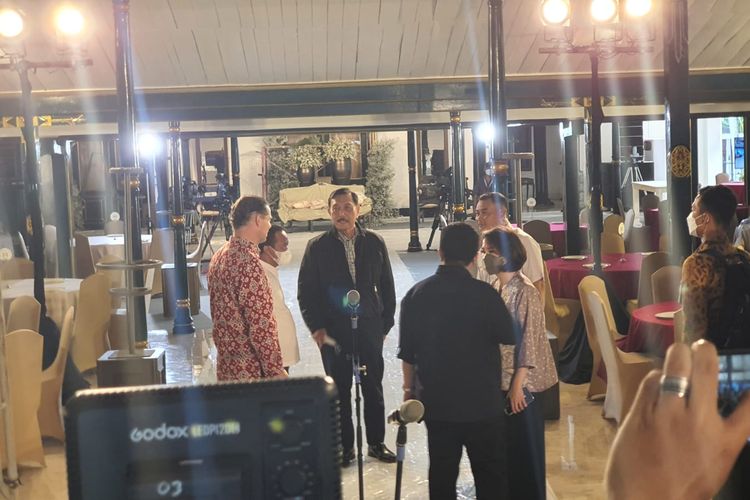 Menko Marinves Luhut Binsar Pandjaitan, Menteri BUMN Erick Thohir dan Menteri Investasi Bahlil Lahadalia mengecek lokasi akad nikah Kaesang-Erina di Pendopo Agung Royal Ambarrukmo, Jumat (9/12/2022).
