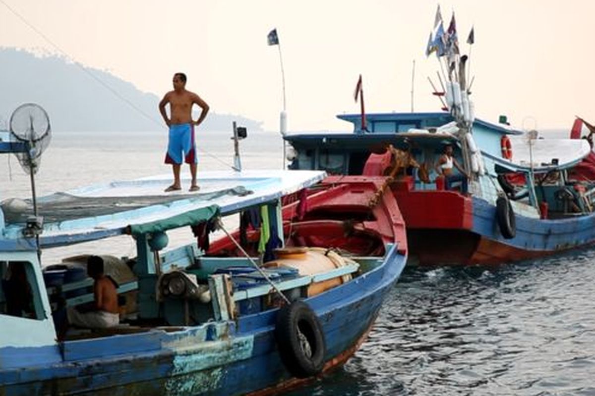 Para nelayan Tanjung Balai Karimun mengatakan mereka sering dikejar, diusir bahkan ada yang ditabrak oleh kapal ikan asing saat mencari ikan di Laut Natuna Utara. 
