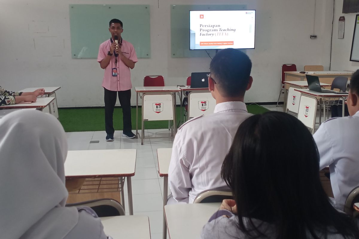 Para siswa SMK Telkom mengikuti arahan rencana pembelajaran teaching factory. 