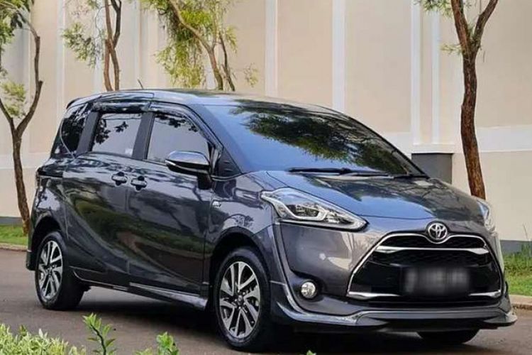 Toyota Sienta, mobil dengan pintu geser.