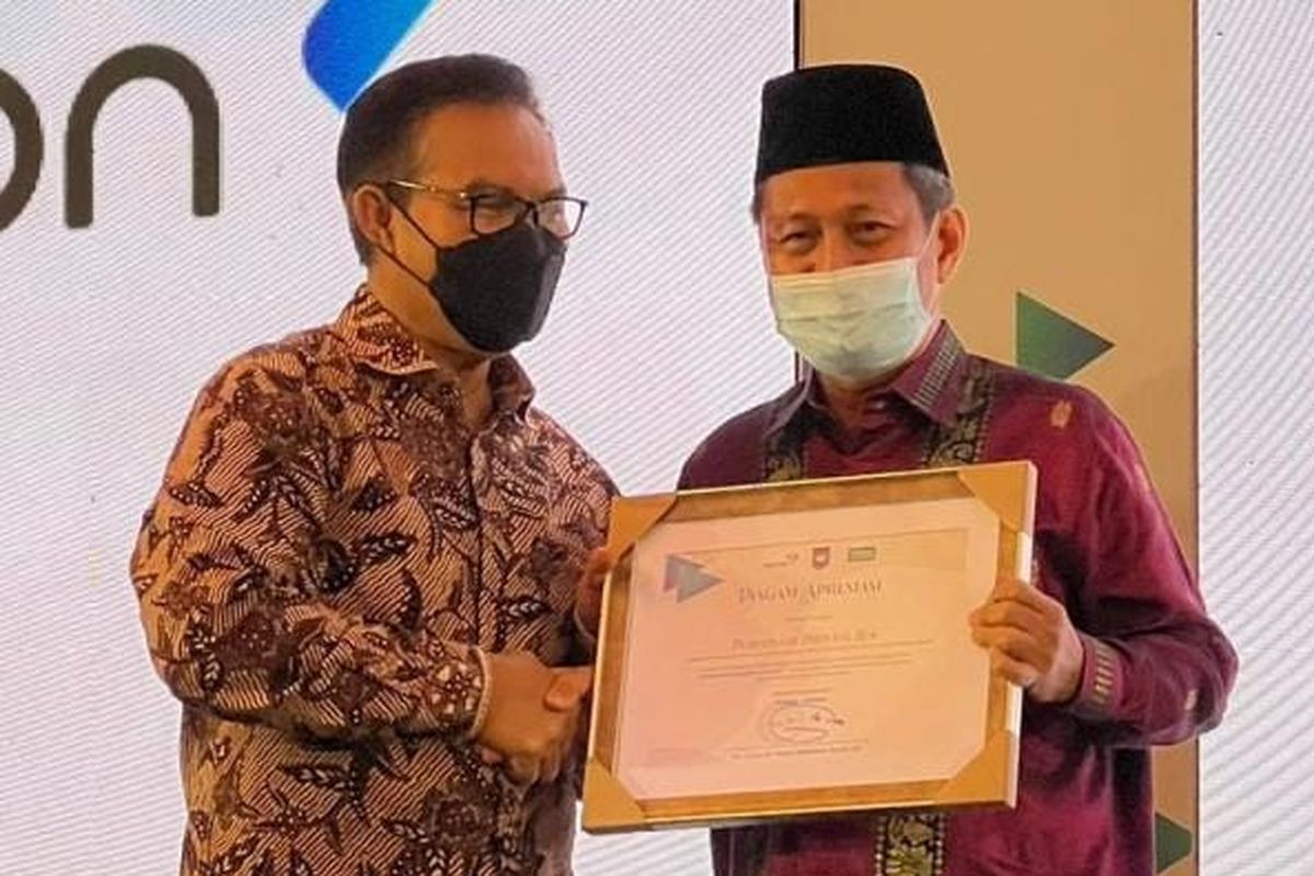 Pemerintah Provinsi (Pemprov) Riau menerima penghargaan kelembagaan yang baik dalam meningkatkan upaya konvergensi stunting dari daerah sampai ke desa atau kelurahan dari Badan Kependudukan dan Keluarga Berencana Nasional (BKKBN) RI yang diterima Asisten I Setdaprov Riau Masrul Kasmy di Ballroom Shangri La Hotel, Jakarta Pusat, Selasa (06/12/2022).
