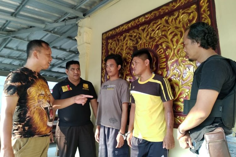 Nazirin (31) penadah dan Panji Rahmat Akbar (19)pelaku perampokan tiga pekerja proyek PT Pinago Utama ketika berada di Polsek Babat Toman Kabupaten Musi Banyuasin (Muba), Sumatera Selatan, Selasa (1/10/2019). Dalam aksi tersebut dua pekerja proyek tewaa ditembak oleh pelaku.