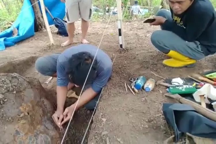 Tim arkeolog menemukan fosil hewan purba di wilayah Jembarwangi, Tomo, Sumedang, Jabar, Kamis (16/6/2022).