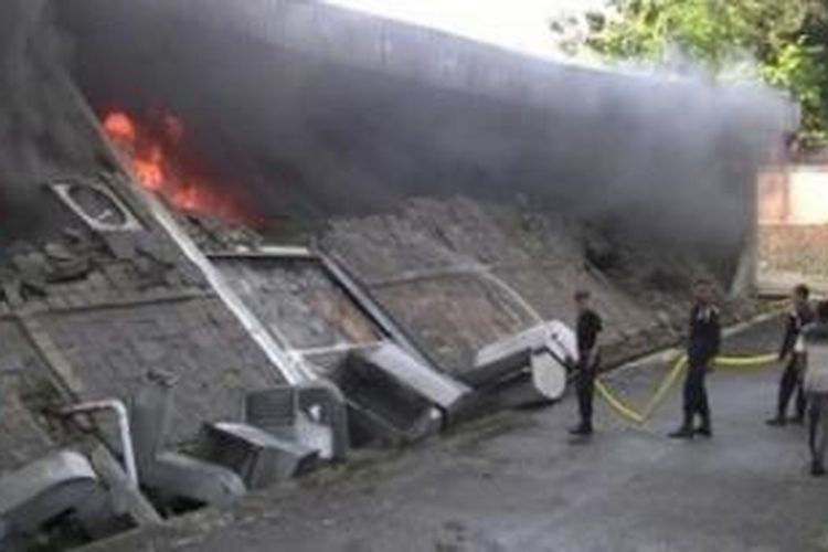 Gudang penyimpanan bahan tekstil di pabrik tekstil milik PT Asia Pasific Fiber (APF), Minggu (20/4/2014) pagi, terbakar.