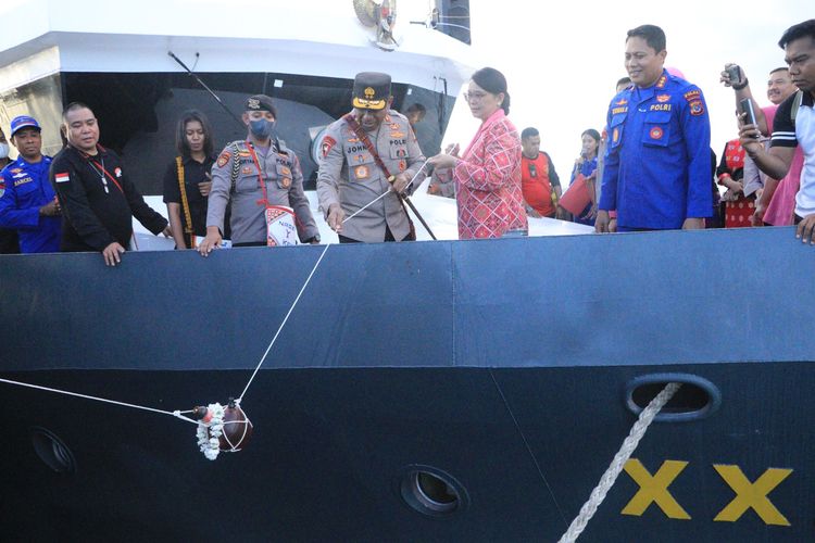 Kepala Kepolisian Daerah(Kapolda) NTT Inspektur Jenderal (Irjen) Polisi Johni Asadoma, didampingi Ketua Bhayangkari Daerah NTT  Vera Cristina Sirait Asadoma, meresmikan dua unit kapal patroli itu di dermaga Direktorat Kepolisian Perairan dan Udara Polda NTT, Jumat (31/3/2023) sore.