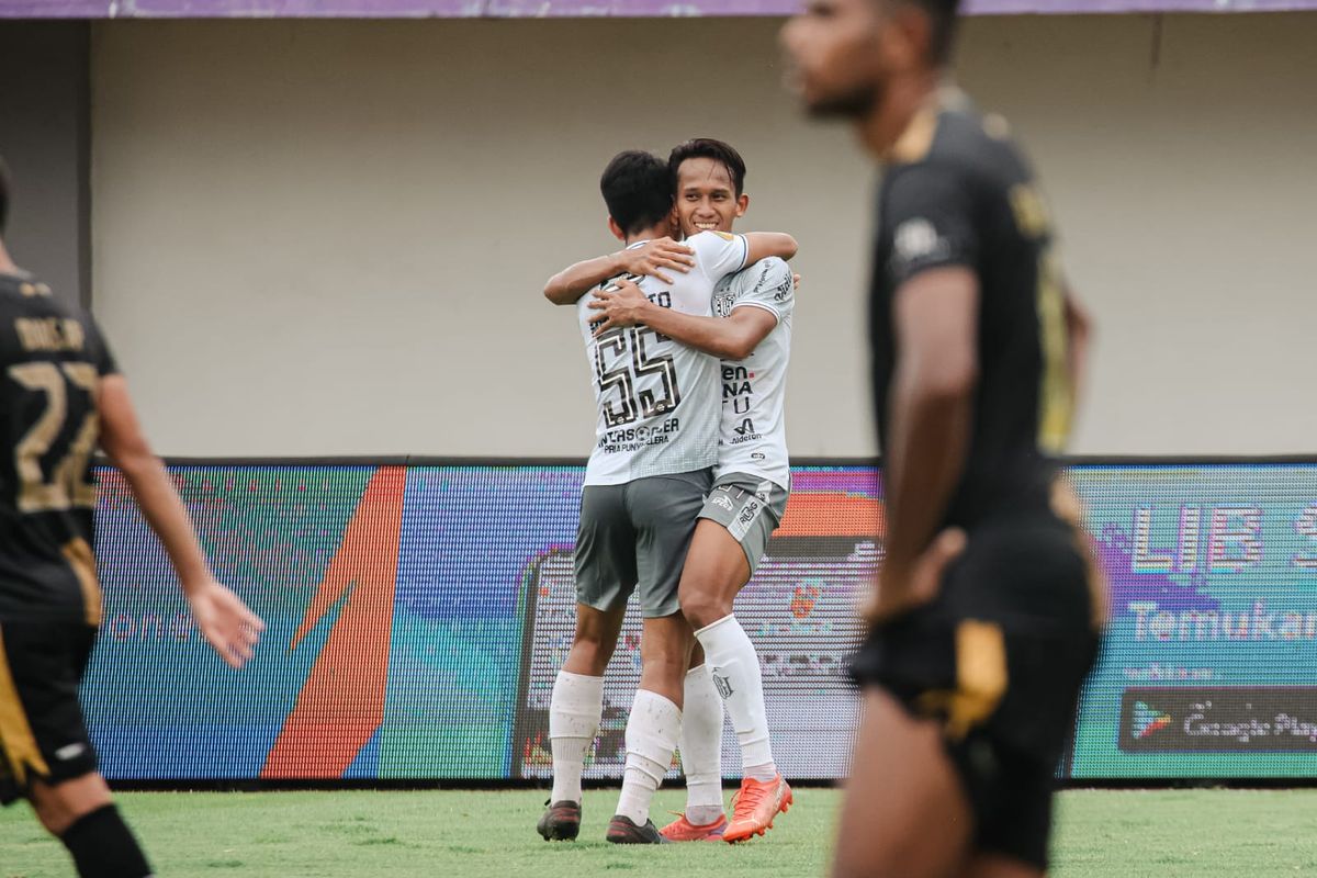 Pemain Bali United M Rahmat berpelukan seusai menjebol gawang Dewa United pada pertandingan pekan ke-26 Liga 1 2022-2023 yang berakhir dengan skor 1-2 di Stadion Indomilk Arena Tangerang, Rabu (22/2/2023) sore.