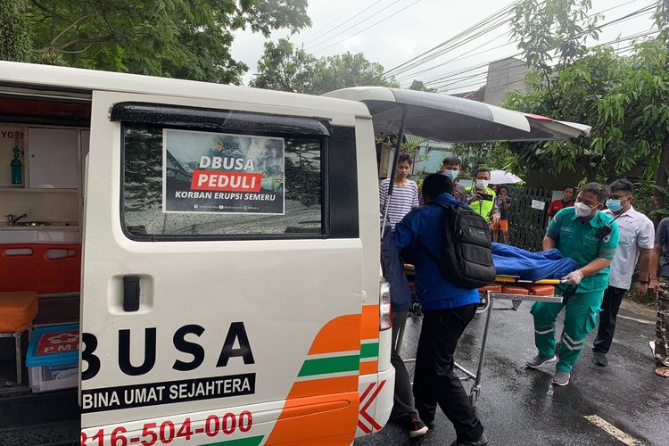 Korban kecelakaan sepeda motor di Kota Malang, Jawa Timur saat dievakuasi dan hendak dibawa ke kamar jenazah Rumah Sakit Saiful Anwar (RSSA) Malang. 