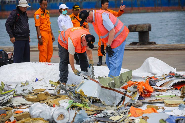 Tim dari Komite Nasional Keselamatan Transportasi melihat dan memilah barang-barang yang sudah dikumpulkan dari pesawat Lion Air JT 610 yang jatuh di perairan Karawang di JICT 2, Tanjung Priok, Jakarta Utara, Kamis (1/11/2018).