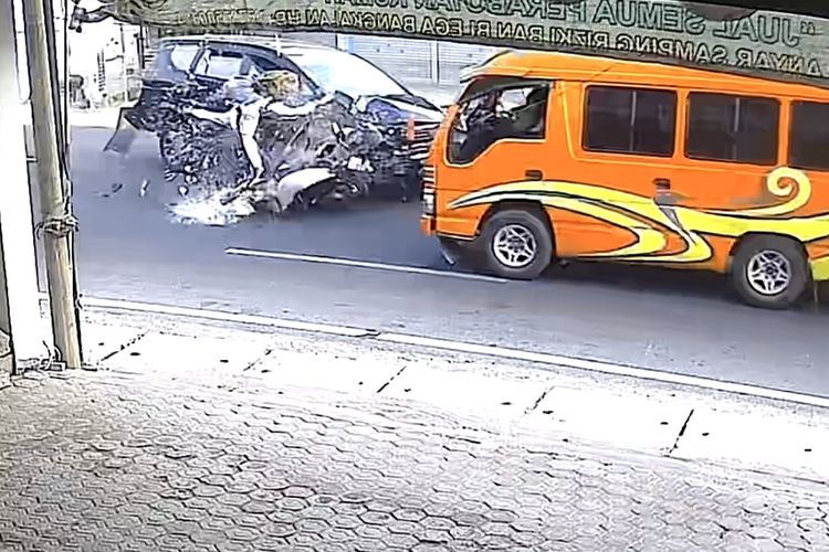 Kecelakaan Beruntun 4 Kendaraan di Bangkalan, Pengendara Motor Tewas