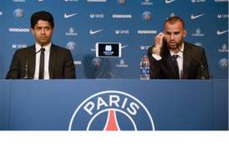 Pemain baru Paris Saint-Germain (PSG), Jese Rodríguez Ruiz (kanan), berbicara di samping Presiden PSG, Nasser Al-Khelaifi, dalam jumpa pers di Parc des Princes, Paris, Senin (8/8/2016). PSG membeli Jese dari Real Madrid dan mengontraknya dengan durasi lima tahun.