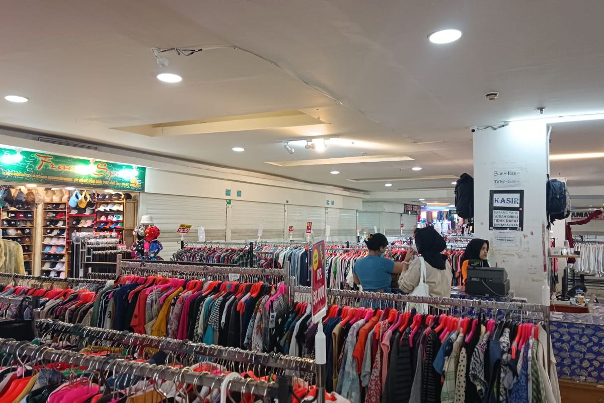 Suasana toko milik salah satu pedagang pakaian bekas impor atau thrift di Blok M Square, Jakarta Selatan, Bosman Hasugian (56), saat didatangi Kompas.com, Jumat (17/3/2023).