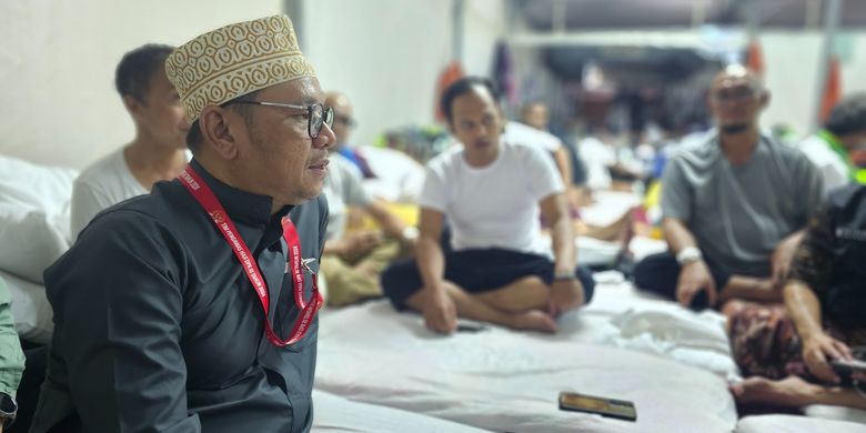 Wakil Ketua Komisi VIII Dewan Perwakilan Rakyat (DPR) Republik Indonesia (RI) Ace Hasan Syadzily saat melakukan inspeksi mendadak (sidak) di maktab 72 Mina untuk memantau kondisi jemaah haji Indonesia, Senin (17/6/2024).
