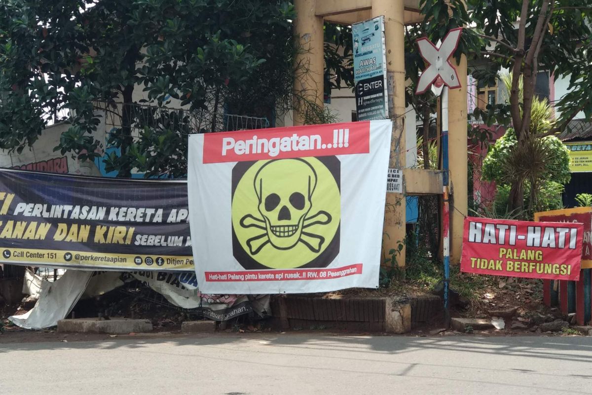 Peringatan di pelintasan kereta di Bintaro, Pesanggrahan, Rabu (24/10/2018).