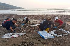 Pembersihan di Pantai Loji Sukabumi Terkendala Angkutan Truk ke TPA