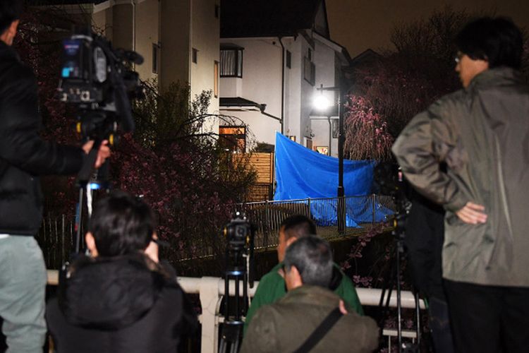 Rumah di mana ditemukan jasad perempuan 62 tahun yang hilang sejak januari lalu, mendapat perhatian warga di Suginami Ward, Tokyo, Jepang.  