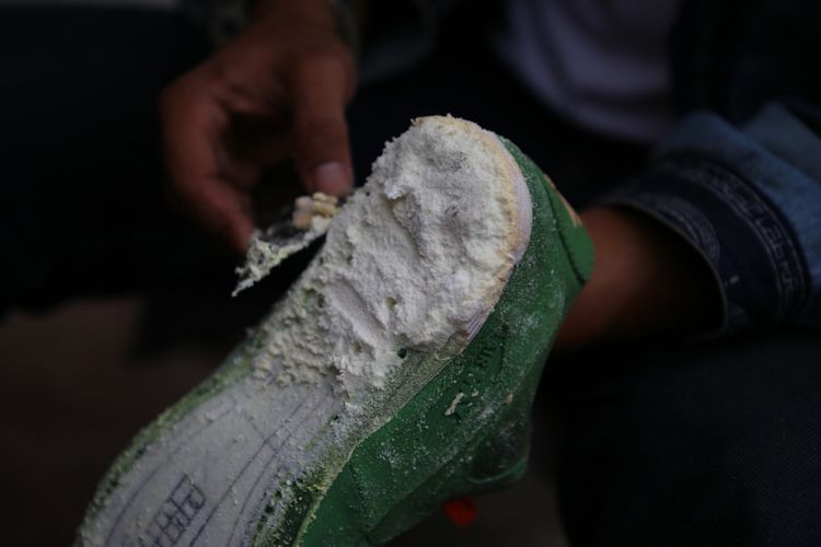 Bagian tapak pada sneakers Nike Air Max 90 Homegrown dibersihkan dari sisa-sisa midsole yang telah dilepaskan. 