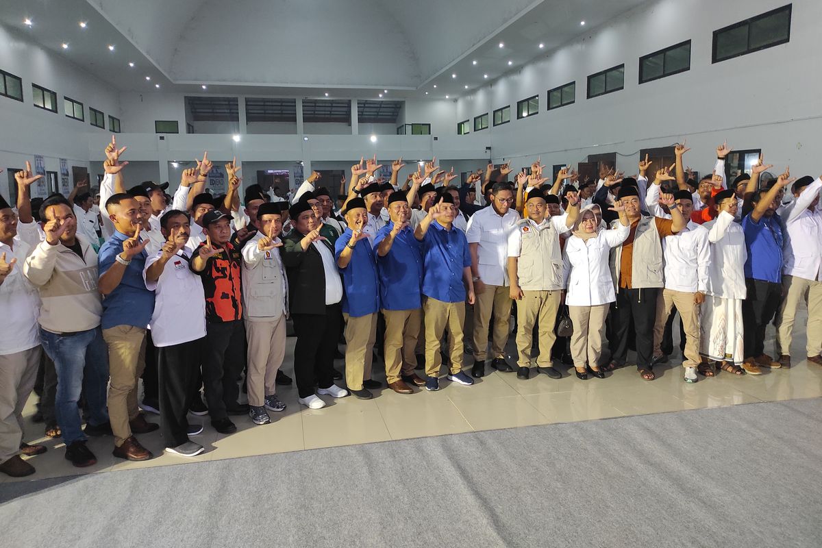 Bakal calon gubernur Jawa Tengah, Ahmad Luthfi berfoto bersama dalam konsolidasi Partai Gerindra di Gedung IPHI Demak, Sabtu (14/9/2024) malam. 