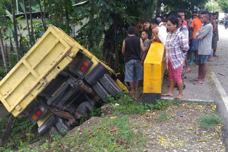 Mobil truk yang menabrak pohon di kabupaten Timor Tengah Utara, NTT