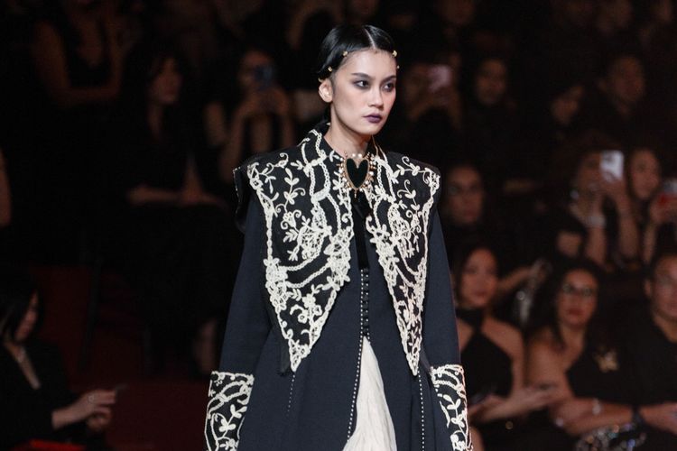 Koleksi Adrian Gan dalam pagelaran busana 40th Year Adrian Gan Couture Fashion Presentation di Hotel Mulia Senayan, Jakarta Pusat, Selasa (2/12/2025).